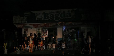 Mercado fechado na Macapá às escuras durante o apagão: comerciantes perderam mercadorias e equipamentos em drama para pequenos negócios do Amapá (Foto: Rudja Santos / Amazônia Real - 07/11/2020)