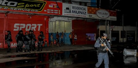 Policiais patrulham as ruas de Macapá após onde de ataques: com o blecaute e a crise na segurança, medo se espalhou pelo Amapá (Foto: Rudja Santos / Amazônia Real - 08/11/2020)