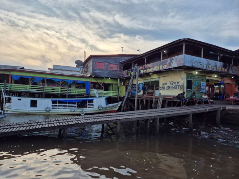 Estabelecimentos comerciais às margens do Rio Amazonas: apagão provocou um prejuízo calculado em R$ 190 milhões à economia do Amapá(Foto: Ricardo Beda)