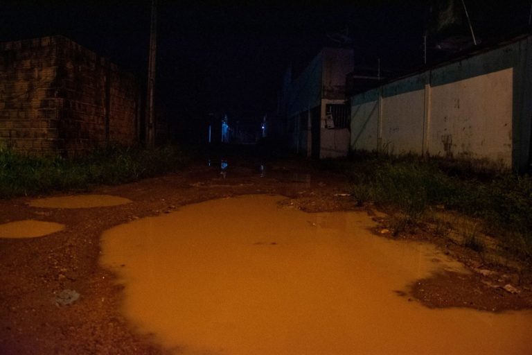 Macapá sem luz um ano depois do apagão da pandemia: apesar de promessas com privatização, fornecimento ainda apresenta falhas e moradores reclamam hoje que pagam caro por serviço ruim (Foto: Rudja Santos / Amazônia Real - 12/04/2021)