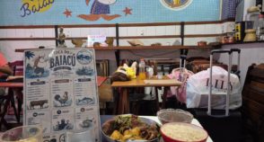 Ambientalistas dos botequins: clientes pulam o balcão para preservar bares