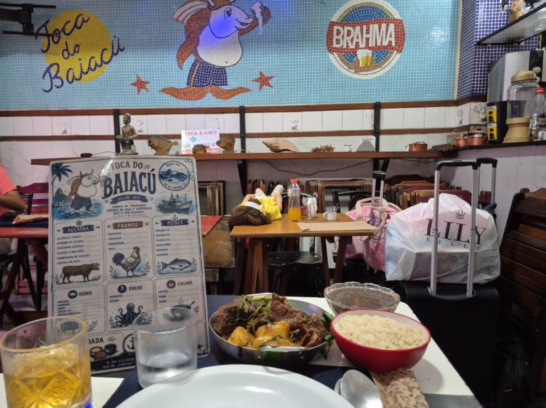 A Toca do Baiacú, com seu cardápio novo e sua costela: exemplos de bar resgatado por ambientalistas dos botequins para conservar o ecossistema da boemia carioca (Foto: Oscar Valporto)