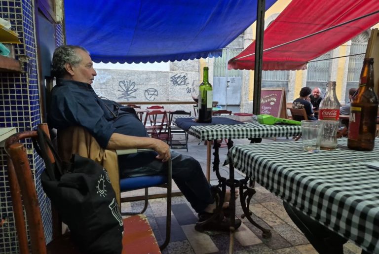 Marquinho Targino em sua Toca do Baiacú: resistência para preservação do ecossistema da Rua do Ouvidor (Foto: Oscar Valporto)