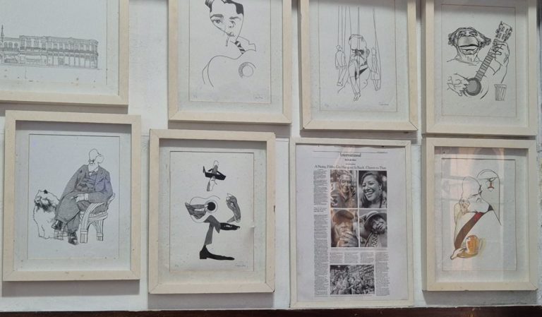 Caricaturas de Loredano e a reportagem do New York Times na parede da Toca do Baiacú: botequins são pontos estratégicos da vida social carioca (Foto: Oscar Valporto)