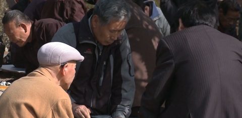 Idosos coreanos em praça de Seul: mesmo diante do envelhecimento populacional. a Coreia do Sul continua avançando em termos econômicos, sociais e demográficos (Foto: Reprodução CNN)