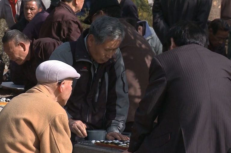 Idosos coreanos em praça de Seul: mesmo diante do envelhecimento populacional. a Coreia do Sul continua avançando em termos econômicos, sociais e demográficos (Foto: Reprodução CNN)