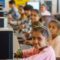Meninas e meninos com computadores em escola primária pública em área rural no oeste da Índia: Reach to Teach, ONG dirigida por Ratna, atua no aprimoramento do aprendizado (Foto: Divulgação)