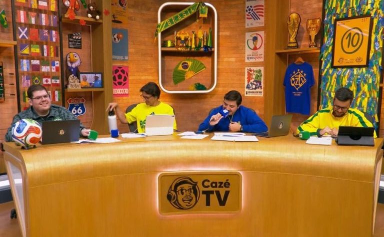 Estúdio da CazéTV para transmissão da Copa do Mundo: emissora fez de forma visível e auditável durante a Copa do Mundo, os algoritmos das plataformas de apostas fazem diariamente de forma silenciosa e contínua (Foto: Divulgação)