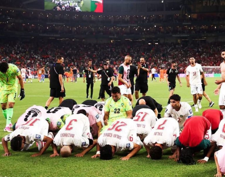 Jogadores de Marrocos celebram vitória sobre a Holanda ajoelhando-se em direção à Meca: maioria da seleção nasceu fora da país mas valoriza origem muçulmana (Foto: Fifa)