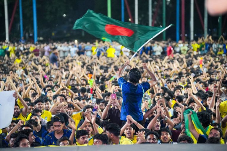 Torcida em Bangladesh festeja vitória do Brasil sobre o Japão: futebol é um fenômeno cultural internacional (Foto: Fifa / Reprodução Facebook)