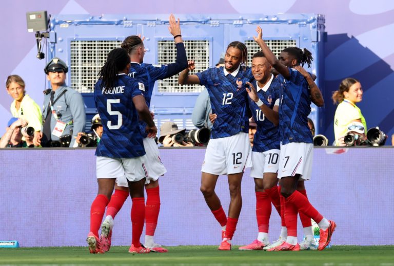 Franceses comemoram gol da seleção na Copa do Mundo: miscigenação racial e cultural numa seleção, com muitos jogadores com raízes africanas (Foto: Patrick Smith / FIFA)