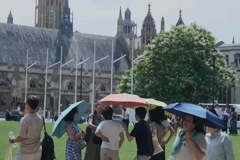 Turistas se protegem do sol no verão de Londres: continente que mais esquenta, Europa enfrenta ondas de calor cada vez mais severas (Foto: PBS / Reprodução)