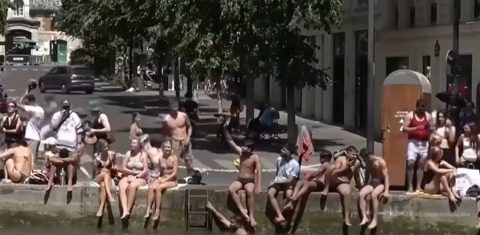 Parisienses e turistas se refrescam em canal na capital francesa: junho de calor recorde provocou mais de 20 mil mortes na Europa (Foto: PBS TV / Reprodução)