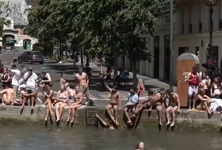 Parisienses e turistas se refrescam em canal na capital francesa: junho de calor recorde provocou mais de 20 mil mortes na Europa (Foto: PBS TV / Reprodução)