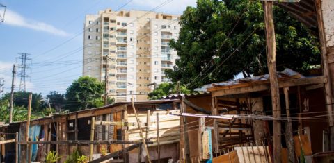Moradias precárias em São Paulo: Brasil tem quase 95 milhões de pessoas vivendo sob a ameaça de perder suas casas devido à crise climática (Foto: Acervo TETO)