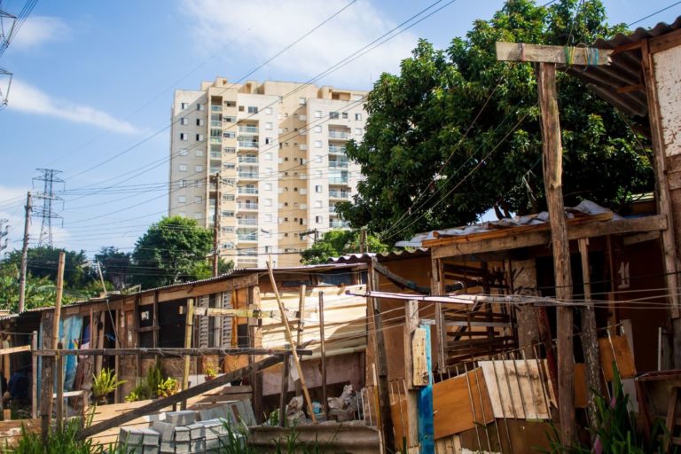Moradias precárias em São Paulo: Brasil tem quase 95 milhões de pessoas vivendo sob a ameaça de perder suas casas devido à crise climática (Foto: Acervo TETO)