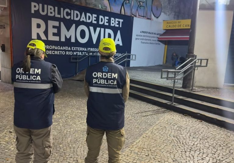 Painel de propaganda de bet coberto no Centro do Rio: Poder público - federal, estadual e municipal - precisa passar a enxergar apostas como um problema social (Foto: Prefeitura do Rio / Divulgação)