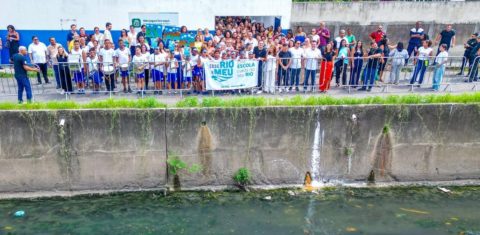 Alunos de escola municipal de São João de Meriti em ação do programa Esse Rio é Meu, nas margens do Rio Sarapuí: educação ambiental contra a ideia da água infinita (Foto: Gilberto Rocha / Prefeitura de São João de Meriti)
