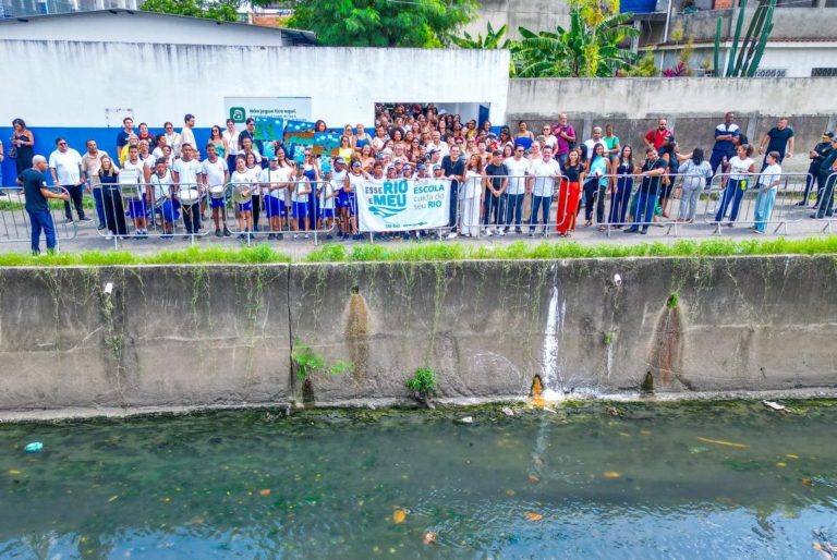 Alunos de escola municipal de São João de Meriti em ação do programa Esse Rio é Meu, nas margens do Rio Sarapuí: educação ambiental contra a ideia da água infinita (Foto: Gilberto Rocha / Prefeitura de São João de Meriti)