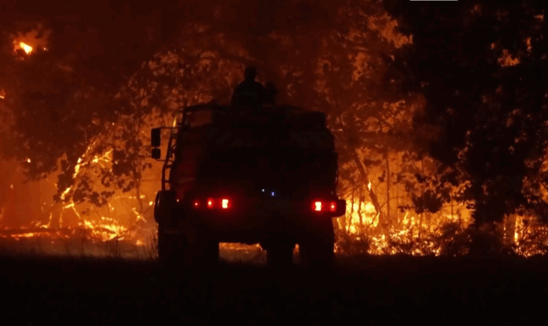 Bombeiros combatem fogo no oeste da França: mais de 200 mil pessoas obrigadas a deixar suas casas na região (Foto: Reprodução / CNN)