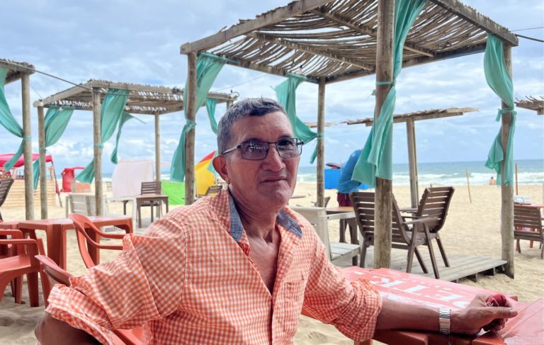 Manoel Ferreira, vendedor de coco e camarão, na Praia do Futuro: "aqui dá para ganhar o pão de cada dia" (Foto: Arquivo Pessoal)