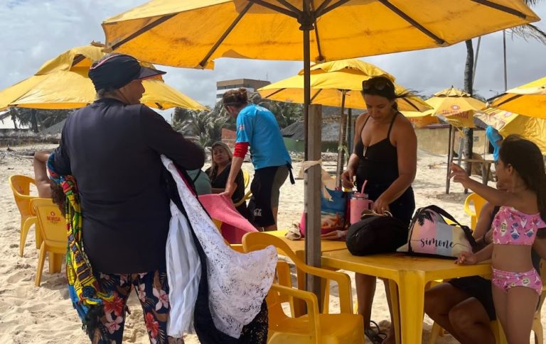 Ambulante oferece seus produtos aos clientes das barracas na Praia do Futuro: rotina de improviso e informalidade em ponto turístico de Fortaleza (Foto: Arquivo Pessoal)