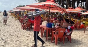 Na Praia do Futuro, a dura subsistência de quem vive do lazer alheio