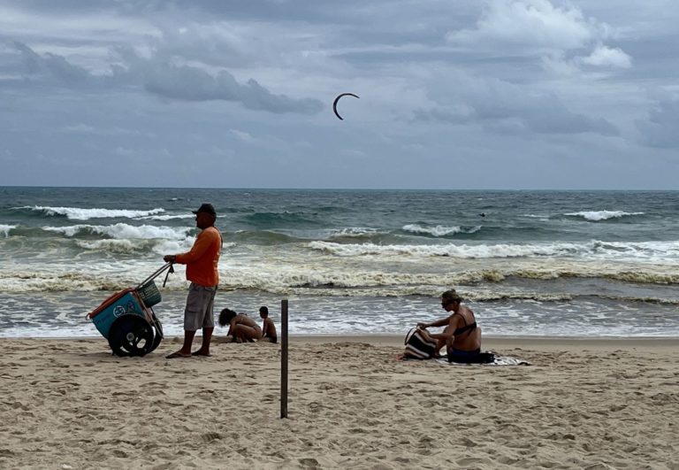 Ambulante na Praia do Futuro: trabalhadores reclamam de falta de banheiros e de locais para recarga de celulares e máquinas de pagamento (Foto: Arquivo Pessoal)