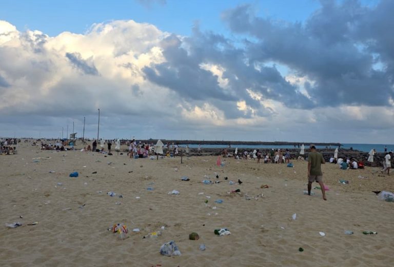 Areia de Iracema poluída após a festa de Réveillon: recorde de lixo recolhido, mas muito pouco lixo para reciclagem (Foto: Coletivo Nossa Iracema)