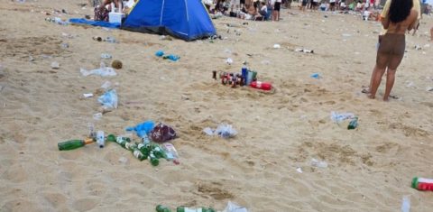 Lixo na Praia de Iracema em Fortaleza após a celebração do Ano Novo: poluição do oceano muito além da festa (Foto: Coletivo Nossa Iracema - 01/01/2026)