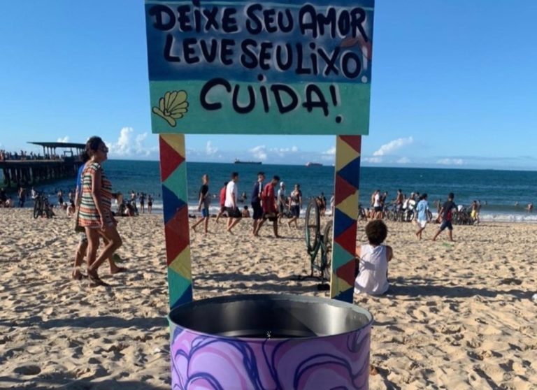 Ação do Coletivo Nossa Iracema na praia em Fortaleza: educação ambiental, voluntariado e lavagem cerebral do bem (Foto: Coletivo Nossa Iracema)