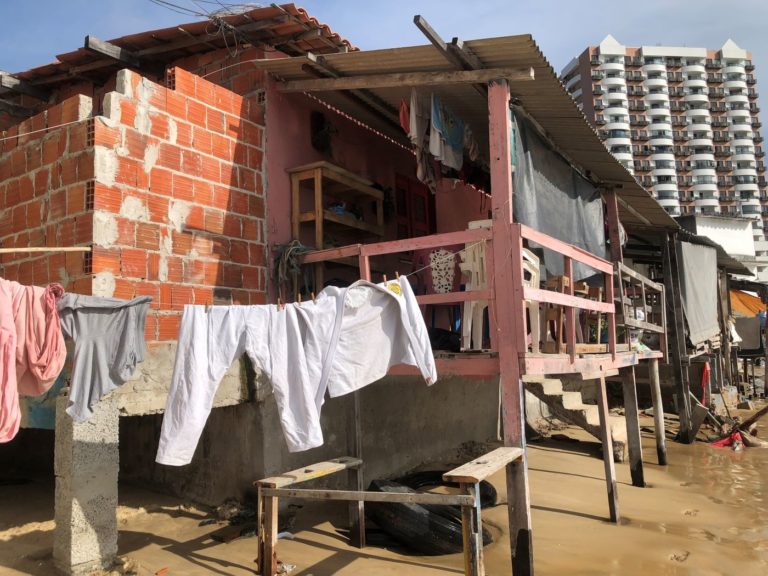 Casas na Praia dos Botes: comunidade espremida entre o avanço do mar e o crescimento da cidade (Foto: Bianca Nogueira)