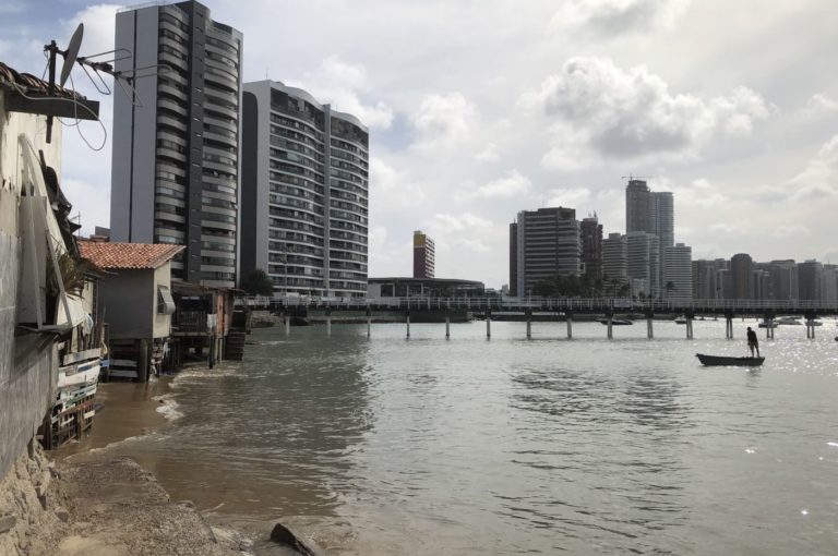 Pescador se aproxima da Praia dos Botes: comunidade entre o risco ambiental e o direito à moradia (Foto: Bianca Nogueira)