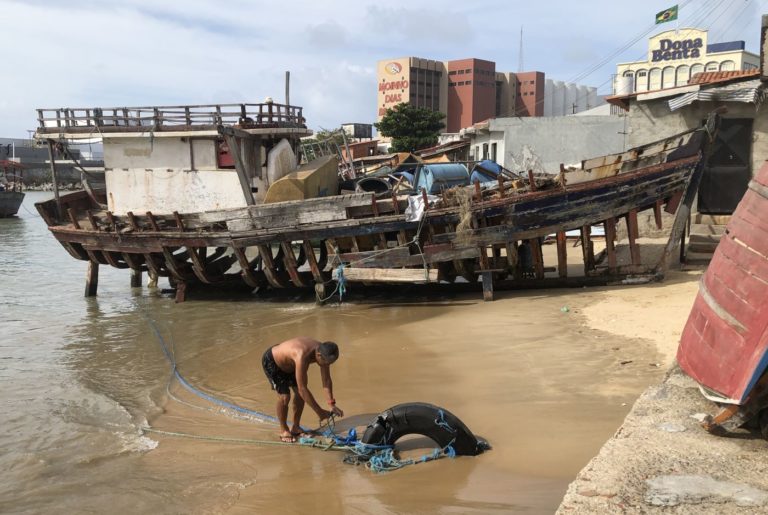 Embarcações antigas ancoradas na praia dos botes: velhos pescadores lamentam que atividade não tenha herdeiros (Foto: Bianca Nogueira)