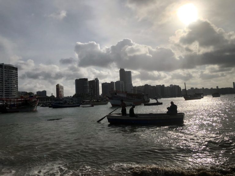 Barcos de todos os tipos no litoral perto da Praia dos Botes: engarrafamento no mar (Foto: Bianca Nogueira)