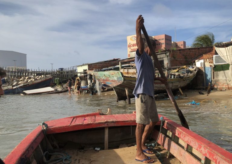 Barcos de pesca na Praia dos Botes: atividade tradicional e artesanal ameaçada pelo crescimento de Fortaleza (Foto: Bianca Nogueira)