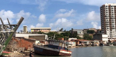 A vila de pescadores da Praia dos Botes: comunidade em Fortaleza espremida entre espigões e porto está ameaçada de remoção (Foto: Bianca Nogueira)