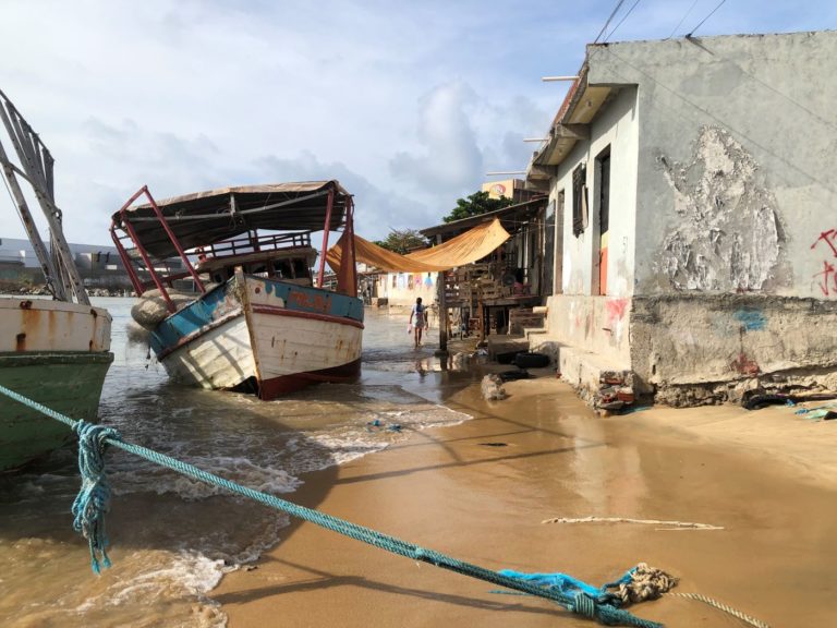 Barcos ancorados na Praia dos Botes: para os moradores, a pior consequência de uma possível remoção é estar longe do mar e ter que encontrar novas formas de subsistência e de integração cultural (Foto: Bianca Nogueira)