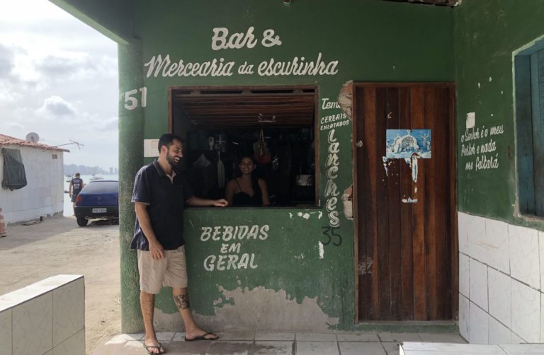 O casal Luis Henrique e Fernanda: preocupação com o apagamento histórico e cultural da Praia dos Botes (Foto: Bianca Nogueira)