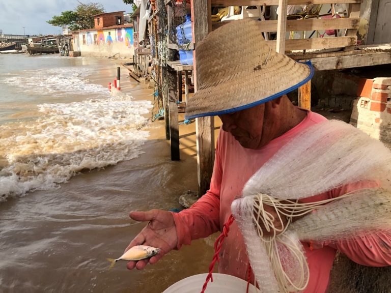 O pescador e comerciante Rodrigues Lima na Praia dos Botes: pesca artesanal e modo de vida tradicional ameaçados (Foto: Bianca Nogueira)