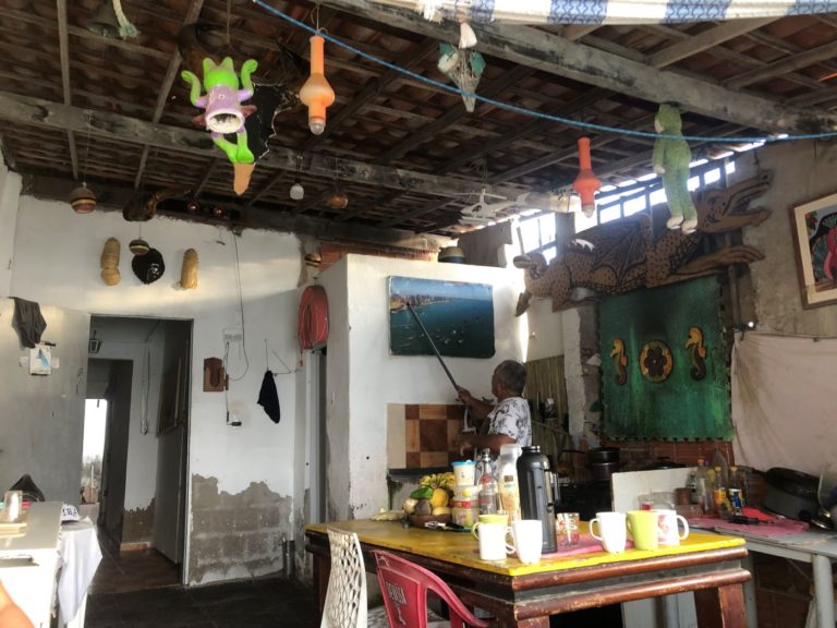 O pescador Lucílio Felipe em sua casa na Praia dos Botes: "como eu vou trabalhar longe do mar?” (Foto: Bianca Nogueira)
