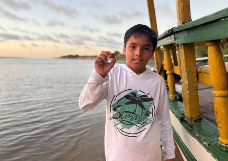 Victor Daniel na Vila do Mar: acompanhando o pai na pesca desde os cinco anos de idade (Foto: Maria Letycia)