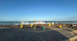 Erosão costeira contínua ameaça praia na região metropolitana de Fortaleza