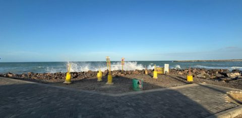 Ondas do mar batem no calçadão da Praia do Icaraí, em Caucaia, na Região Metropolitana de Fortaleza: erosão costeira contínua ameaça praia (Fotos: Anna Letícia/Helaine Souza)