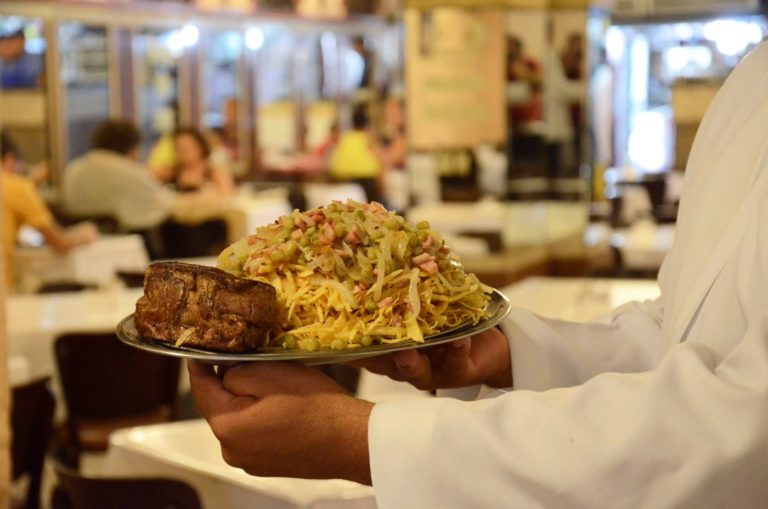 O filé à francesa do Café Lamas: no século 21, restaurante perdeu um tanto do charme boêmia mas manteve clientela fiel (Foto: Alexandre Macieira / Riotur)
