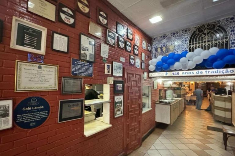 O Café Lamas nos preparativos para a festa de 149 anos: mutirão para ajudar o restaurante mais antigo do Rio de Janeiro (Foto: Divulgação / Lamas - abril de 2023)