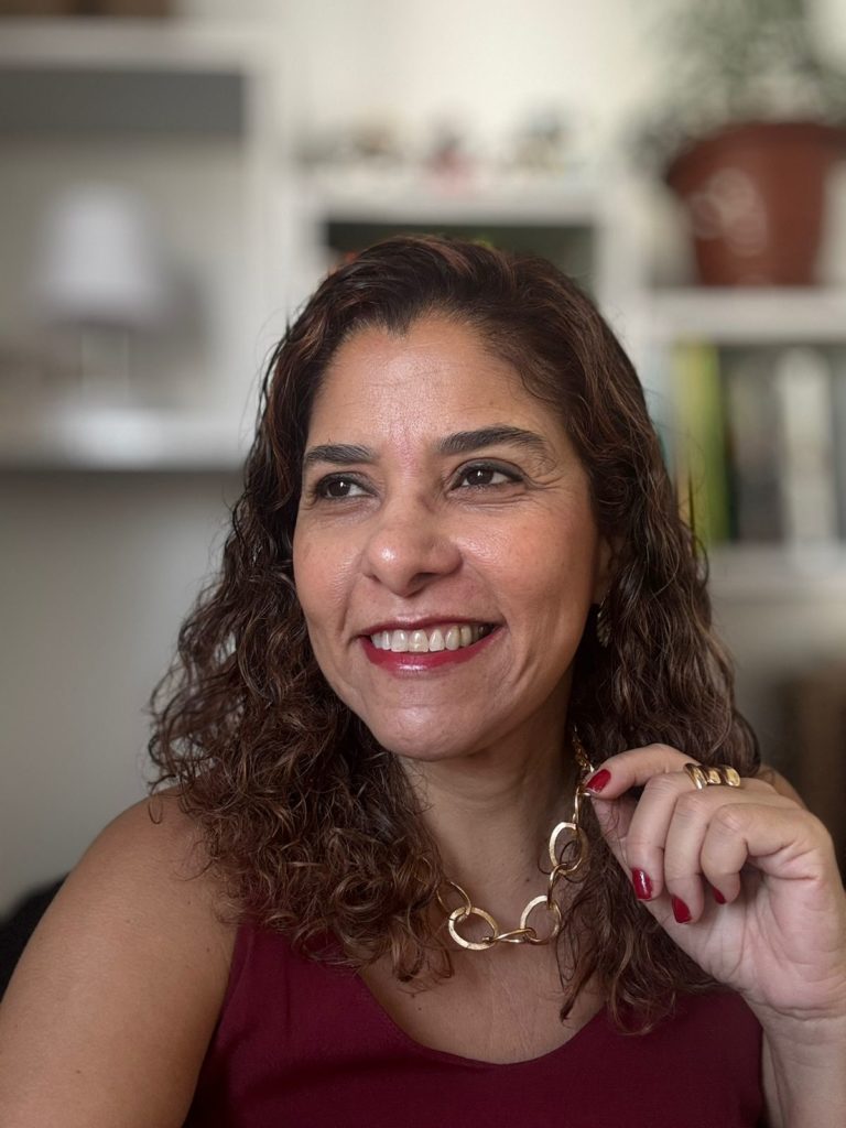 Juli Mariano, psicóloga, psicanalista e psicopedagoga. Foto: Arquivo pessoal.