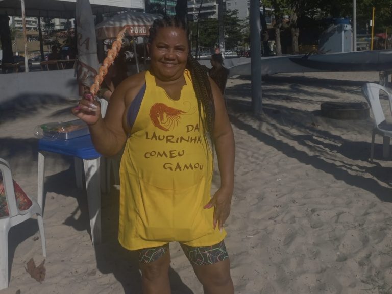 Laurinha do camarão na praia de Charitas. Foto: Júlia Herrera.