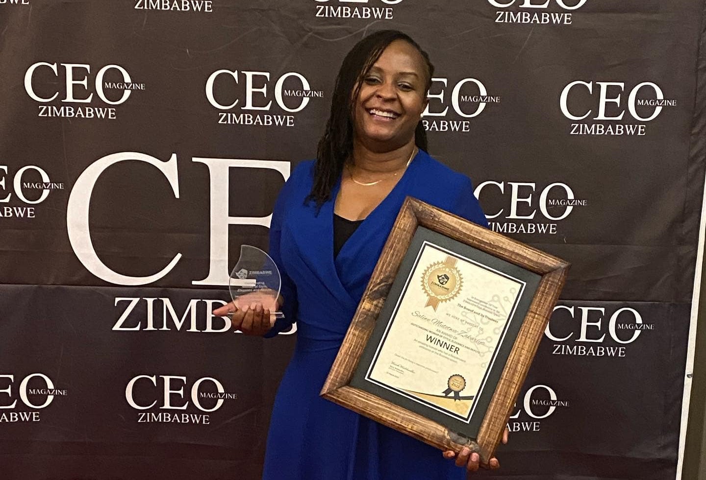 Saliwe Mutetwa-Zakariya recebe prêmio por seu trabalho à frente da Talia Women's Network: inspirar meninas a permanecerem na escola; capacitar mulheres para empreender e promover saúde e bem estar feminino no Zimbábue (Foto: Talia Women's Neetwork / Reprodução Facebook - 26/03/2022)